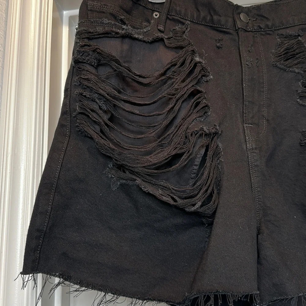 NWT! Good American distressed‎ black jean shorts Sz 15W.